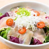 サラダは阿波尾鶏生ハムサラダ。低脂肪でヘルシーな阿波尾鶏をしっとりした生ハムに、フレッシュな野菜と一緒にどうぞ。