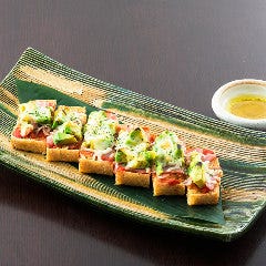 栃尾揚げ生ハムとアボカドのピザ