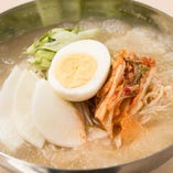 充実のサイドメニュー！特に韓国冷麺は人気の逸品！
