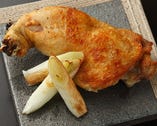 鶏のもも肉を低温の油でゆっくり火をいれていますので、お肉がとってもやわらかい。