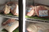 おいしいお肉を専用冷蔵庫にいれて熟成。ウェットエイジングです