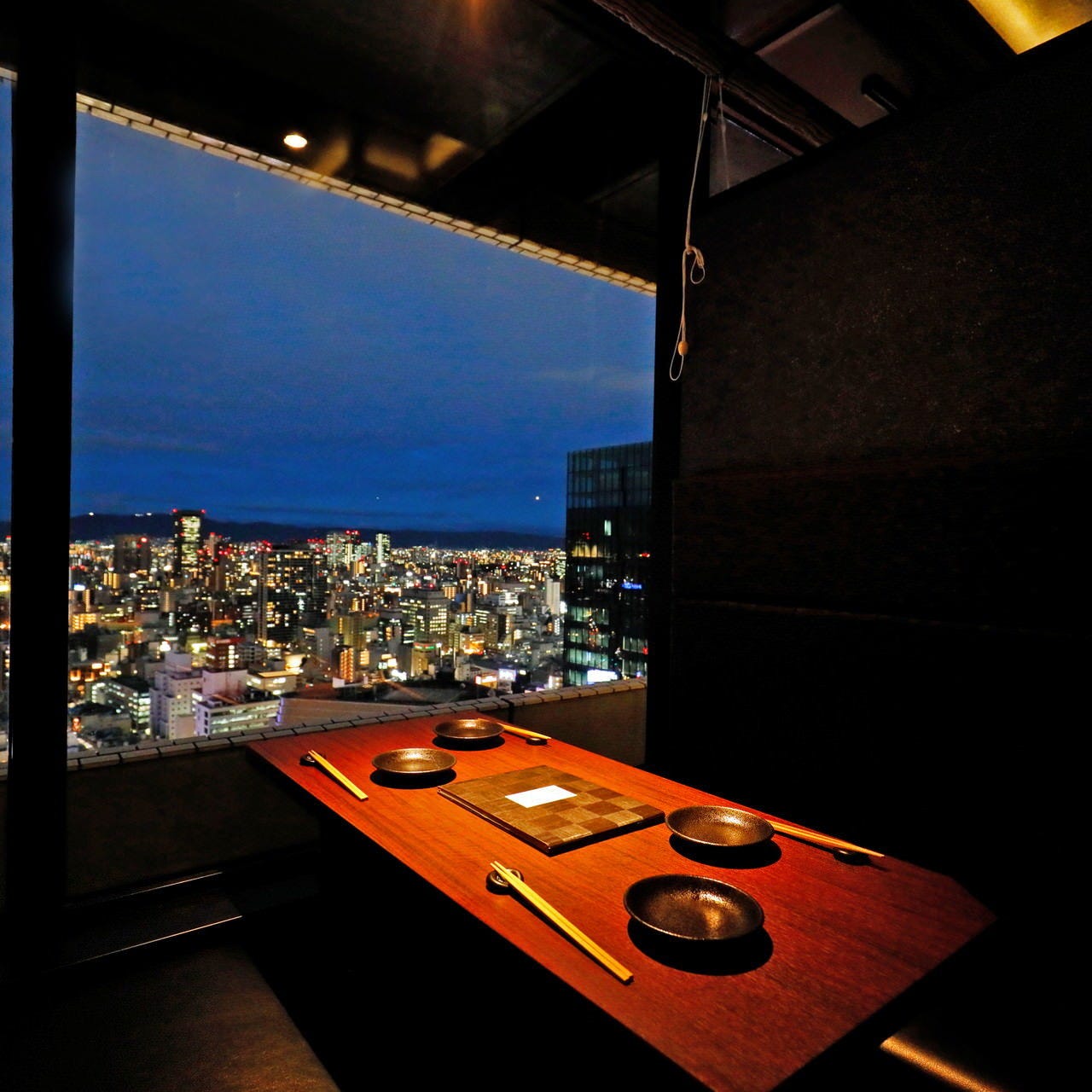地上130mパノラマビューの店内から見える梅田の夜景は絶景です♪