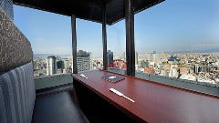 開放感たっぷりの店内で、優雅なお昼のひと時をお過ごしください