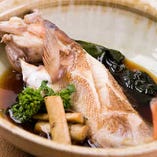 毎日市場にて厳選した上質な旬の魚を、素材を活かした味付けでご提供する煮魚・焼魚。