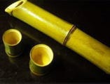 「竹の酒器」は竹万ならではの演出。竹の音をお楽しみください