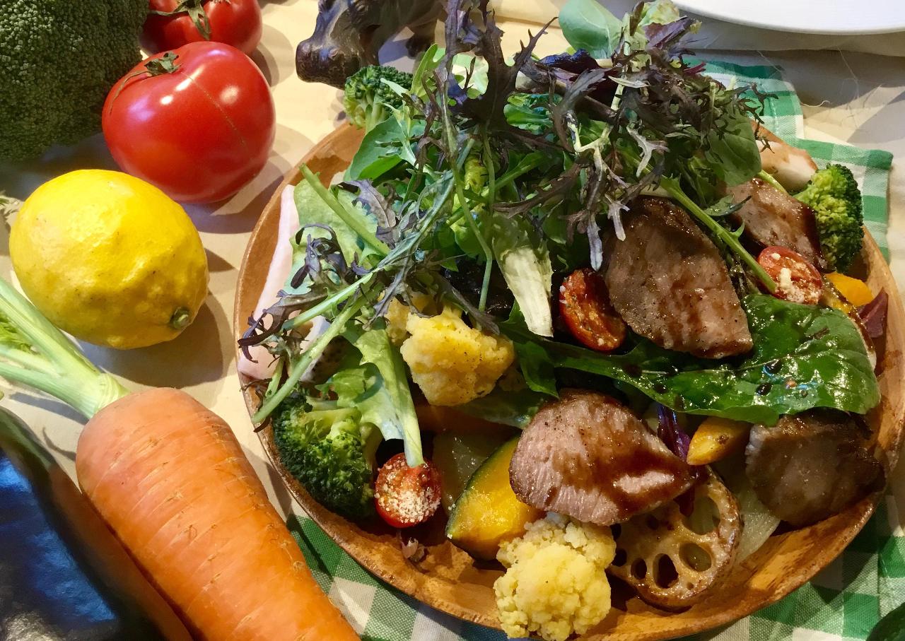 皿の上に盛りだくさんの野菜が盛り付けられている様子