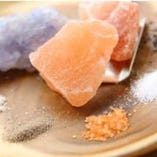 ミネラルが多く旨味が増す岩塩など世界の塩20種類以上！