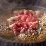 すき焼きは鍋の上の綿飴を溶かしてから肉をくぐらせてください