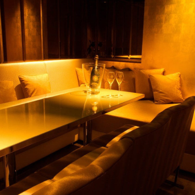 DARTS&KARAOKE DECIBEL(デシベル)_2時間歌い放題!乾杯スパークリング&アンティパスト付きコース