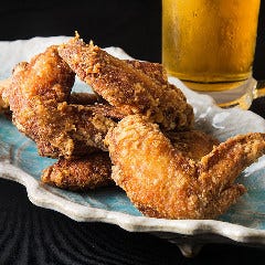 外はカリッと、中はジューシー！手羽先唐揚げはお酒と合います