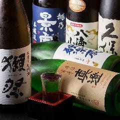 料理によく合うお酒は米どころを中心に厳選して仕入れています
