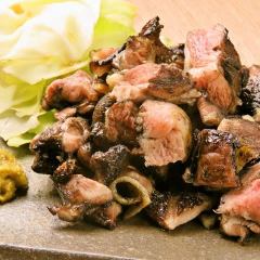 炭火で炙った地鶏の炭火焼きは噛むごとに旨味が広がります