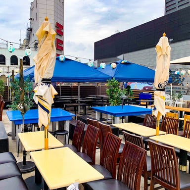 新宿BBQビアガーデン 肉&海鮮食べ放題 天空ルーフトップ_雨でも可動式の屋根があるので安心のビアガーデン