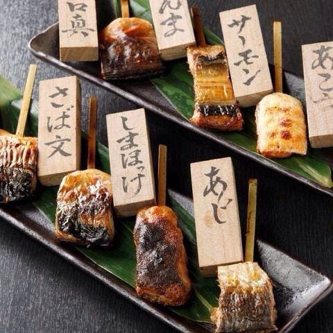 魚を串焼きスタイルで味わえるおまかせ5本盛り(979円/税込)も◎