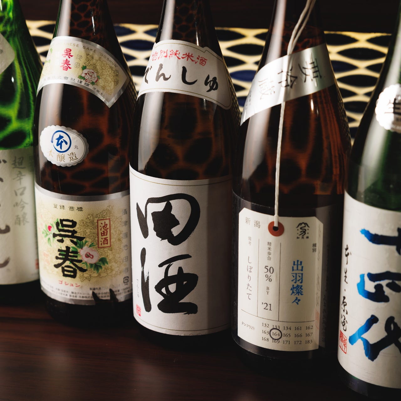 全国津々浦々から厳選した日本酒を50種類以上取り揃えております
