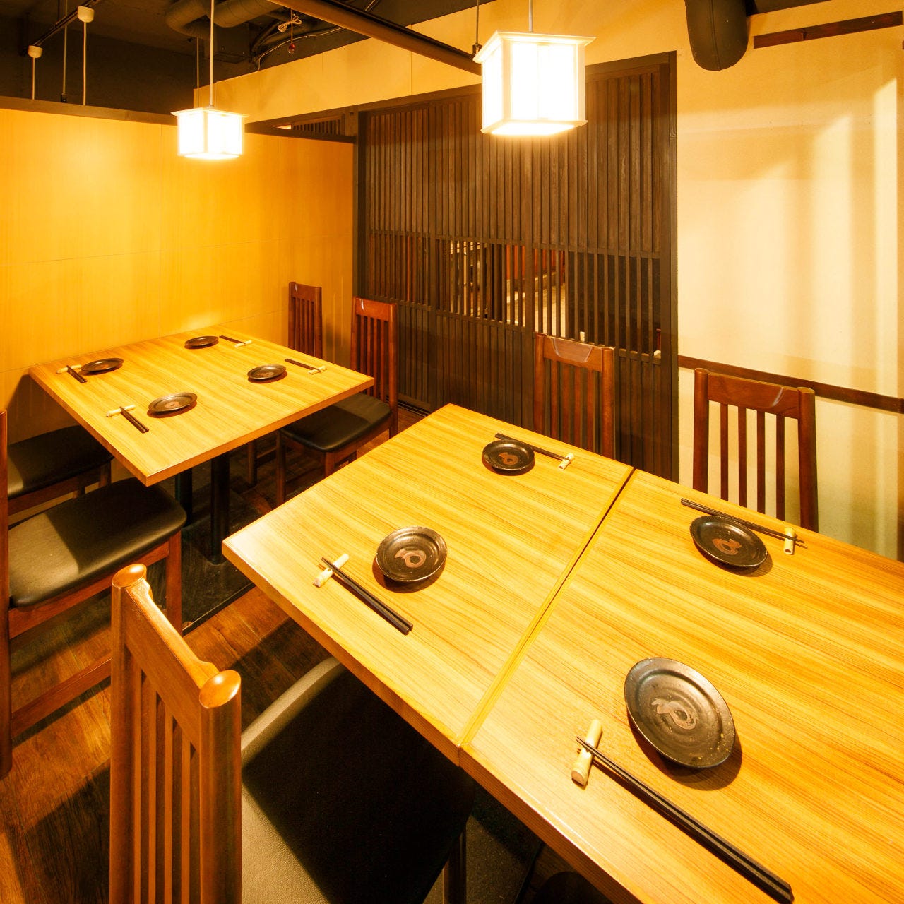 季節の食材と厳選朝挽き鶏を使用した和食を個室で。