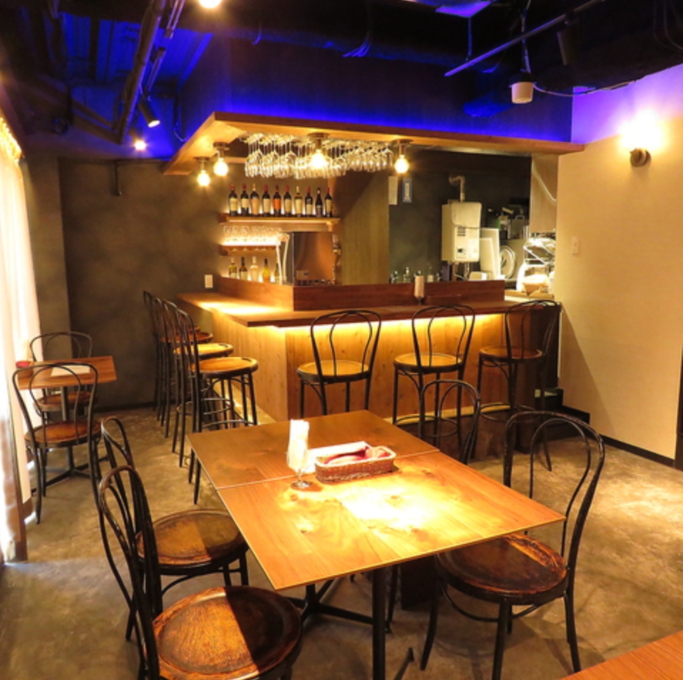 テーブル席とカウンター席があるシックな雰囲気の「ルージュロッポンギ」店内