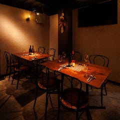 ランチとディナータイムで照明が変わる落ち着いた空間