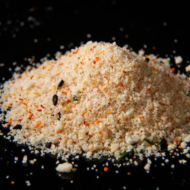 沖縄の“あぐにの塩”と熊本の“天草の塩”2種類の塩をブレンド