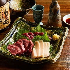 当店名物「天然馬刺し」も大人気メニュー!新鮮な馬刺しをぜひ!