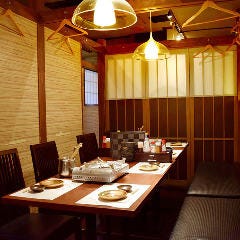 落ち着きのある個室でゆったりと食事をお楽しみください。