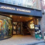男女問わず幅広い層から支持される人気アパレルブランド「JOURNAL STANDARD」が1・2階に入ったビルの3階が入り口となります！