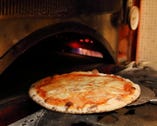 ５００℃の窯で一枚一枚丁寧に焼き上げる！自慢の窯焼きピザ