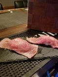肉寿司の人気メニュー『黒毛和牛ロースの炙り握り』