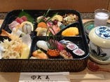 お寿司、お造り、天ぷらや色々な一品が入った御膳です。