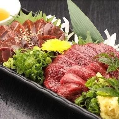 飲み食い横丁 なべすけ_人気の馬刺し&レバ刺し