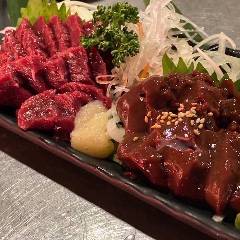 御殿場名産のうまみたっぷりの馬刺しはぜひ一度ご堪能ください！