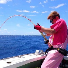 オーナーが直に釣り上げる魚介を刺身や船盛りで堪能