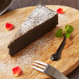 「黒ごまのケーキ」はガトーオショコラのチョコレートを100%黒ごまに変えたガトーオ”黒ごま”