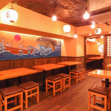 和食海鮮居酒屋 若泉庵_味のある昭和を感じさせる階段をのぼった2階ホールは超ゆったり広々間隔!