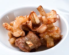小腸とごぼうの異なる食感が楽しめる「小腸ごぼう焼」