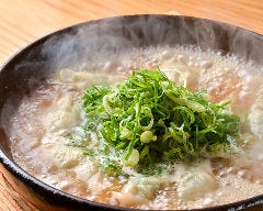スープを含んだもちもちの食感がたまらない「炊き餃子」