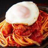 【鉄板パスタ】
目玉焼きのせナポリタン