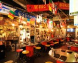 韓国屋台を思わせる広い店内は90名様までOK。貸切も出来ます◎