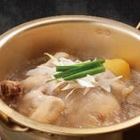 鶏がまるごと一羽入った韓国風水炊き鍋「タッハンマリ」