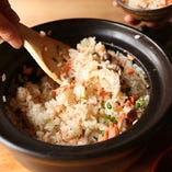 季節の食材を使った土鍋ごはんはお味噌汁付き！