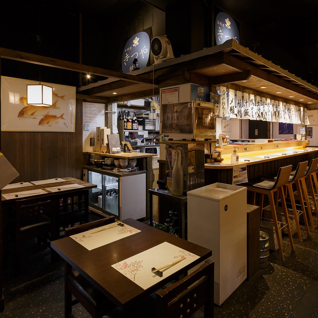 小料理と日本酒を気軽に楽しめる空間