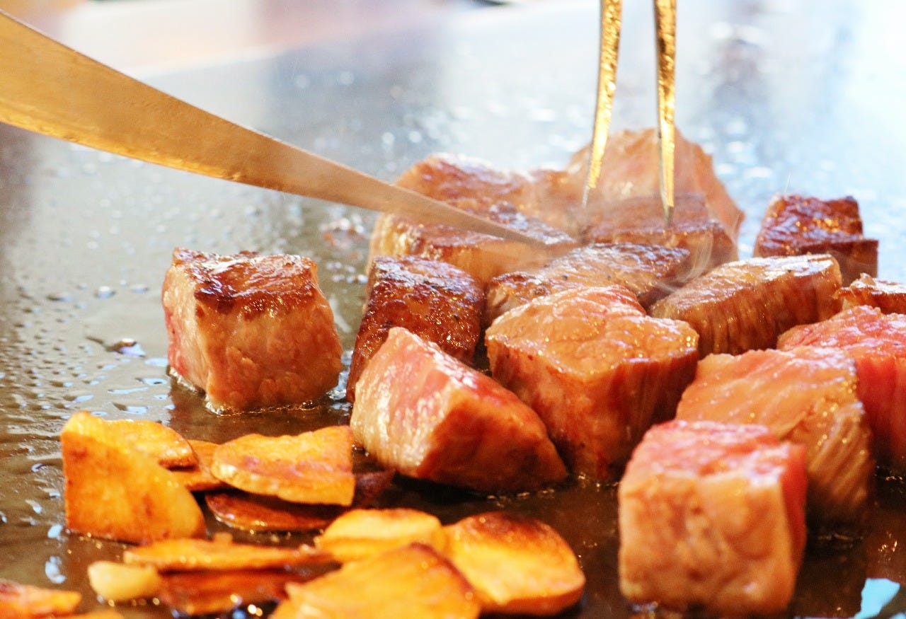 鉄板で焼いている様子