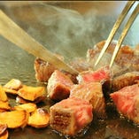お肉とガーリック　２００℃近い鉄板の上で焼き上げるステーキは絶品　にんにくの香りさえも目の前をよぎります