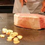 世里花の美味しさの秘密　薄い肉を何枚も焼くのではなく　分厚い肉を焼く！薄い肉は家庭でも焼ける　分厚い肉は鉄板でないと焼けない　