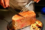 鉄板の火力で焼き上げるステーキは極上にうまい厚さ２０ミリの鉄板で焼くのでお肉は絶品に仕上がる