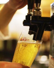 まずはキリッと冷えた ビールで乾杯を