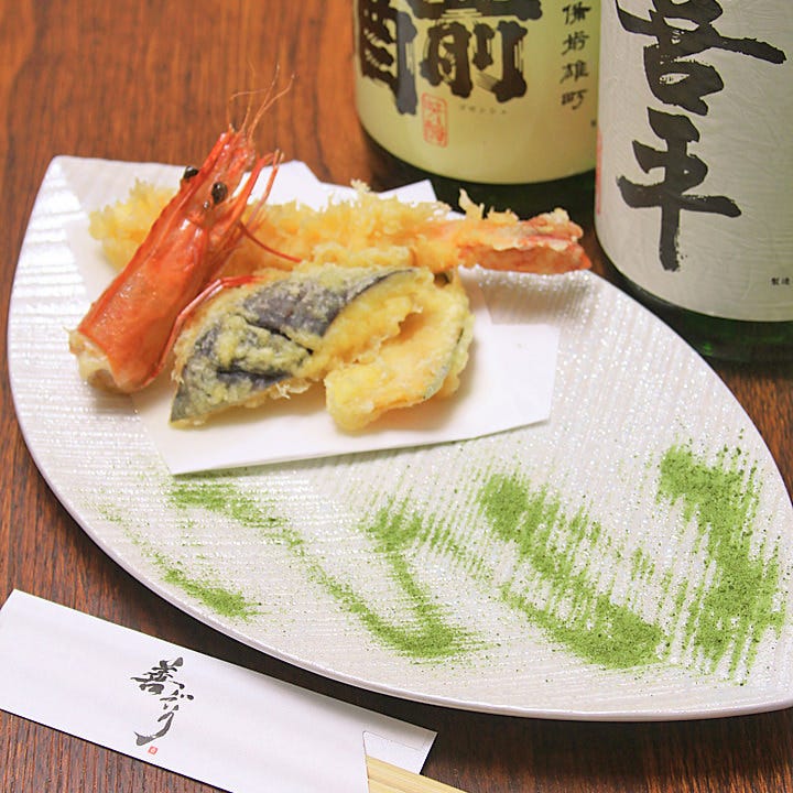 厳選した季節の食材をサクサクの衣で包み込んだ天ぷら盛り合わせ
