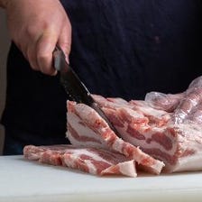 新鮮な県産の豚バラ肉を毎日仕入れ！
