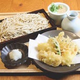 常陸秋蕎麦とあんこう、茨城野菜の天ぷら盛り合わせ