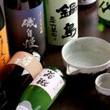 全国の日本酒が約50種類。飲み比べセットもございます。